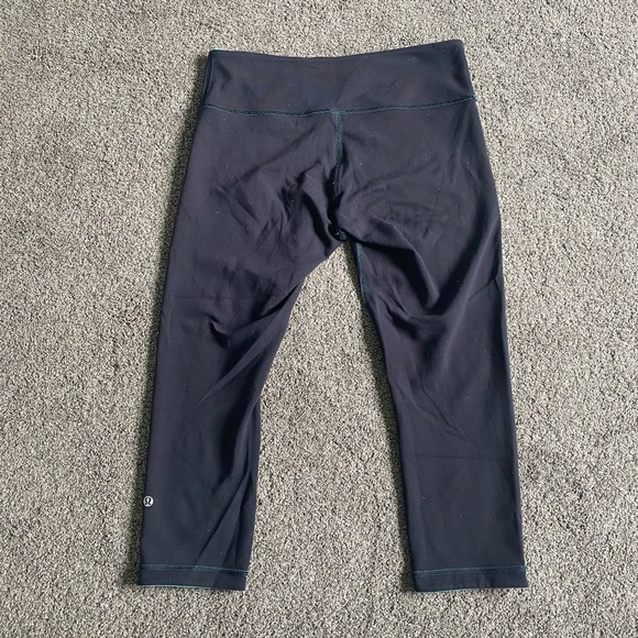 Lululemon Wunder Under reversible capris 10 - Picture 7 of 8